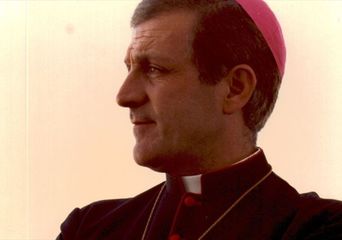 L'eterna attualità di don Tonino Bello: se ne parla, questa sera, nella biblioteca di Trani