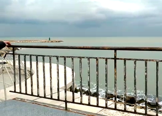 VIDEO. «Balla con le ringhiere»: pericolo nella villa comunale di Trani