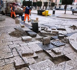 Trani, notte dell'Addolorata: definiti percorso e divieti. E si continua a riparare il basolato delle strade su cui transiterà la processione