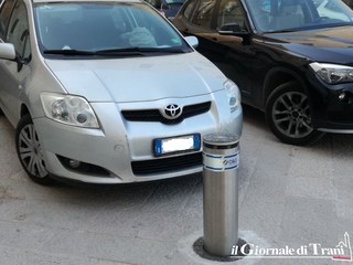 Auto davanti ai dissuasori nei pressi del Tribunale di Trani: disagi per molti e soccorsi a rischio