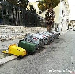 Trani, in via Statuti Marittimi rovesciati i cassonetti della spazzatura. Elevati 45 verbali, 16 le auto rimosse