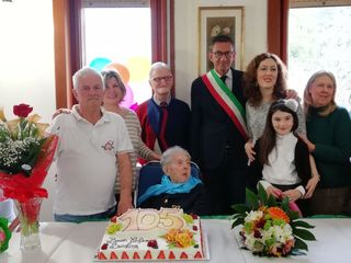 Trani festeggia i 105 anni di Serafina Rana, la donna più longeva della città