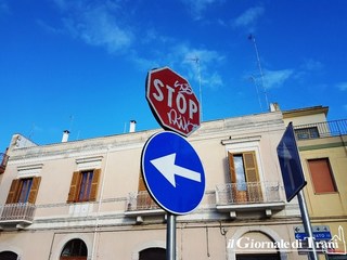 AGGIORNATO. Trani, si concludono oggi i lavori sull'isola spartitraffico di piazza D'Agostino: il (vecchio) segnale imbrattato sarà sostituito