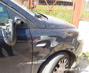 Le danneggiano l'auto e scappano via: l'amaro racconto di una donna che lavora a Trani