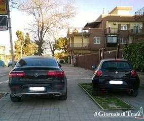 Trani, il marciapiede rifatto per i pedoni diventa buono per le auto: in via Malcangi, parcheggi anche in doppia fila