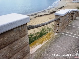 Scompaiono travi e spuntano «scalini»: Trani, a Colonna rischi per disabili e bambini. E i pezzi dell'aiuola donata vanno «a ruba»