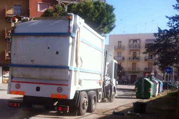 Largo Goldoni, di nuovo sporco dopo la pulizia e momenti di tensione fra residenti e proprietari di cani. Oggi, protesta con invito al sindaco di Trani