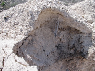 Nella cava fumante è sepolta anche la plastica: è spuntata durante i lavori disposti dalla Procura di Trani