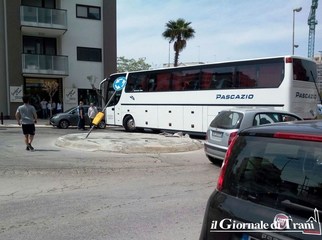 Rotatoria non agevole e parcheggi selvaggi: se un bus in arrivo a Trani passa da via Istria, sarà sempre caos