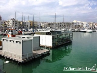 La piattaforma galleggiante nel porto di Trani potrebbe tornare ad essere un locale: l'amministrazione comunale lo ipotizza nel Piano delle valorizzazioni immobiliari