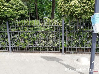 AGGIORNATO. Striscione di Casapound sul cancello d'ingresso della villa di Trani: la dedica è al «martire» Nazario Sauro. Rimosso poco dopo mezzogiorno