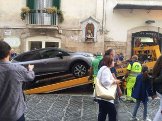 Sessanta multe, carro attrezzi e lotta all'abusivismo: Polizia locale di Trani, il bilancio del 1mo maggio