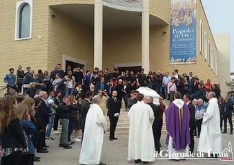 L'ultimo, composto saluto a Michelangelo Mastrototaro. Don Mimmo: «È già nelle mani di Dio». Presenti alcuni amministratori della Città di Trani