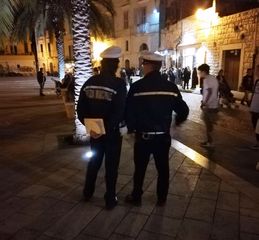 Abbandonano bottiglie di birra su una panchina, i vigili «non si bevono» le scuse e li multano: Trani, cronaca di un nuovo, quasi «solito», sabato sera