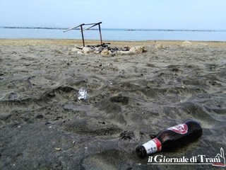Trani, la pulizia delle spiagge inizierà dal 20 maggio. Ma chi le sporca non conosce calendario