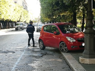 Trani, con tre ruote si finisce sul carro attrezzi: in piazza della Repubblica giornata nera anche per gli impianti abusivi