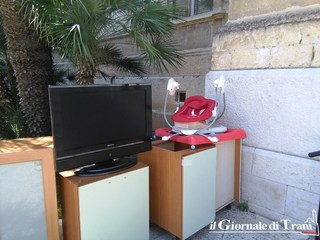 Disoccupato, non ce la fa a pagare il fitto e viene sfrattato: porta i mobili all'ombra del Comune di Trani per invocare una soluzione