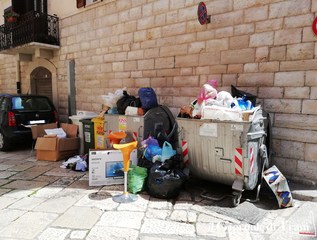 Rifiuti nel centro storico di Trani, in vico San Leonardo la misura è colma
