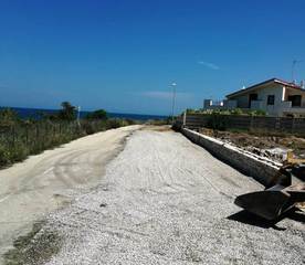 Litorale di Trani, tempo di bonifiche: ripuliti tratti di lungomare Colombo e vialetto pedonale per la seconda spiaggia