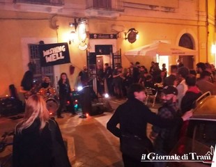 Spettacolo live stoppato in corso Imbriani: «Non era autorizzato». «Ma l'ordinanza è fino alle 2»