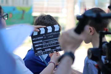 FOTO. Trani, la scuola diventa un set: alla Papa Giovanni XXIII girano alunni e professionisti volontari, tutti insieme appassionatamente