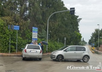Semaforo guasto da giorni sulla Trani-Corato, oggi ci è scappato l'incidente: nessun ferito