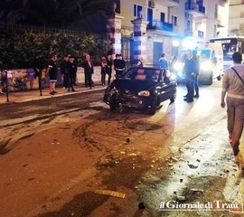Trani, perde il controllo dell'auto in via Malcangi, ne urta una parcheggiata e finisce in testacoda: solo lievi ferite