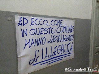 Merra e Barresi, la battaglia contro il sindaco di Trani è a suon di cartelli: «Siamo organo di controllo, apriteci l'Ufficio ragioneria senza appuntamento»