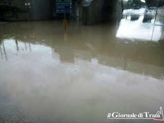 Un'ora di pioggia, un metro d'acqua: i volontari di Trani soccorso liberano con fatica il sottovia allagato