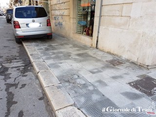 Trani, grazie automobilisti: il marciapiede di via di Borgogna è durato appena sei mesi: già rotto dal peso dei veicoli