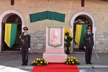 Scultura commemorativa dell’Associazione nazionale finanzieri d’Italia, delegazione anche da Trani