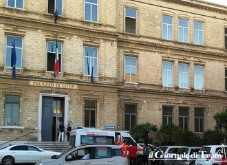 Comune di Trani, uomo sfrattato interrompe l'assemblea sindacale. Malore per la figlia