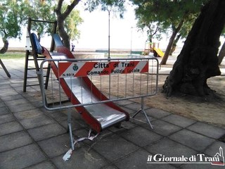 Villa di Trani, qui le transenne non scherzano: vietato l'uso dello scivolo vandalizzato