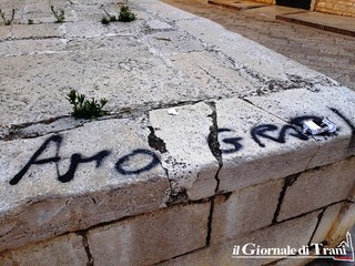 La storia di Trani ferita a colpi di pennarello e spray: vittima, nuovamente, Sant'Agostino