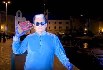 VIDEO. Con radiolina, d'azzurro sgargiante vestito, a passeggio lungo il porto di Trani: il Malgioglio di oggi sempre più lontano parente di quello di ieri