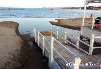 Trani, il fiume sulla spiaggia: se piove tanto, pagano i diversamente abili