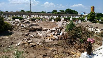 Esumazioni senza regole al cimitero di Trani, dopo la denuncia del fotografo l'assessore ammette: «Situazione sfuggita di mano, da adesso nuove misure»