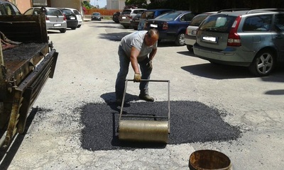 Proseguono i lavori di colmatura delle buche sulle strade di Trani