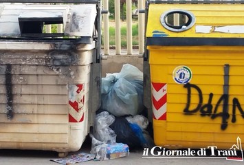 Trani, inciviltà e rifiuti occupano interi marciapiedi: accade in via Perrone Capano