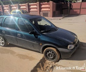 Sprofonda il ripristino, ci cade dentro un'auto: Trani, gli scavi del gas diventano un pericolo pubblico