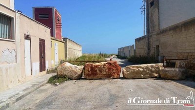 Troppe discariche a cielo aperto, massi sugli accessi al mare fra Trani e Barletta. Protestano i bagnanti