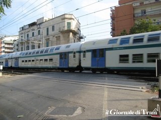 Guasto al treno mentre passa da Trani: retrocesso in stazione, i passeggeri trasbordati sul successivo