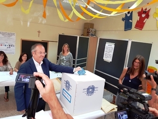 L'ingegnere di Trani costruisce una rimonta da urlo: al ballottaggio, Riccardo Rossi sindaco di Brindisi