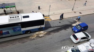 Bus Stp perde olio davanti alla stazione di Trani: passeggeri trasbordati e drenaggio con volontari