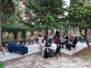 Trani, i versi fioriscono in giardino: successo per le poesie di Squeo a Villa Guastamacchia