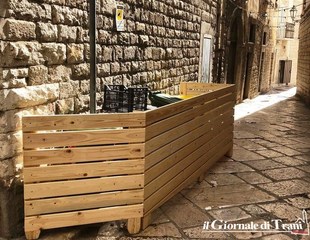 Trani, anche i rifiuti hanno un dehor: in via Cambio, privato nasconde i bidoncini così