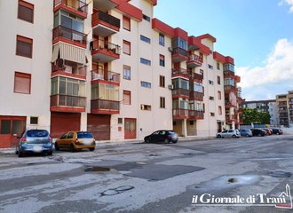 Il vecchietto di via Olanda nuovamente «sfrattato»: dimesso, va a vivere in un alloggio fuori Trani mentre gli abusivi restano a casa sua