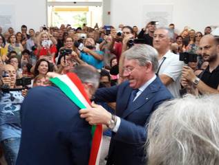 L'ingegnere di Trani è ufficialmente sindaco di Brindisi: Riccardo Rossi indossa la fascia in un autentico bagno di folla