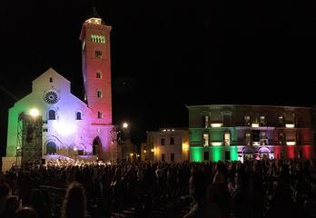 Divise, note e patria: Trani, la Fondazione Seca dipinge di tricolore la prima notte di Fuori museo