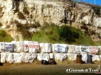 Trani, quando imbrattare è meglio che non sporcare: alla seconda spiaggia, scritte sui massi per richiamare gli incivili e tenerla pulita